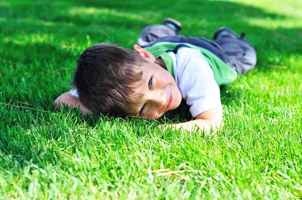 Descanso na grama — Fotografia de Stock