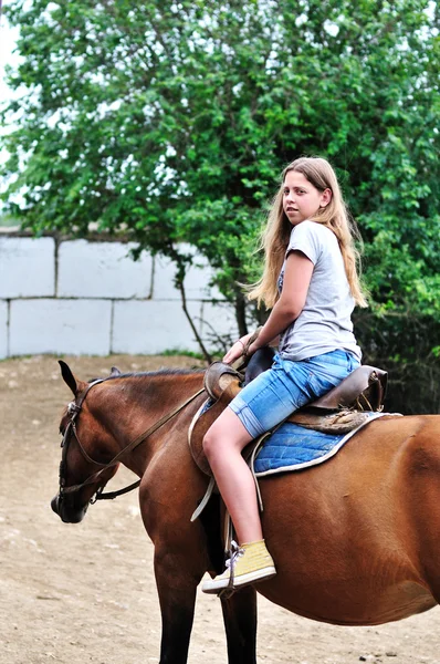Девочка-подросток верхом на лошади — стоковое фото