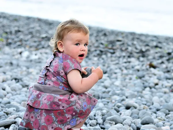 Baby med sten — Stockfoto