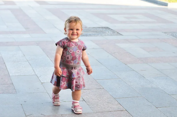 Caminando bebé niña — Foto de Stock