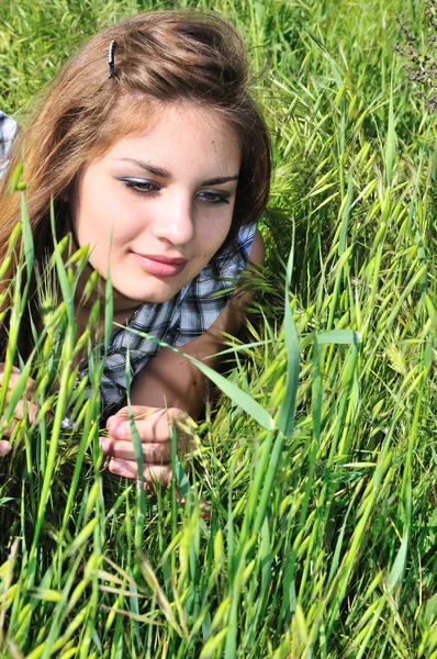 Солодка ніжна дівчина в траві — стокове фото