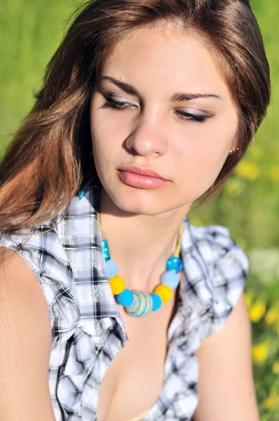 Inschrijving meisje draagcomfort halsketting — Stockfoto