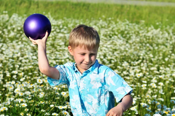 М'яч хлопчика парашути — стокове фото