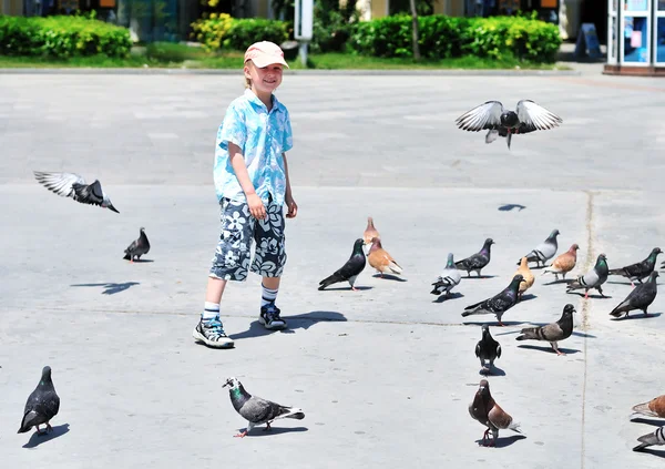Chlapec s holubicemi — Stock fotografie