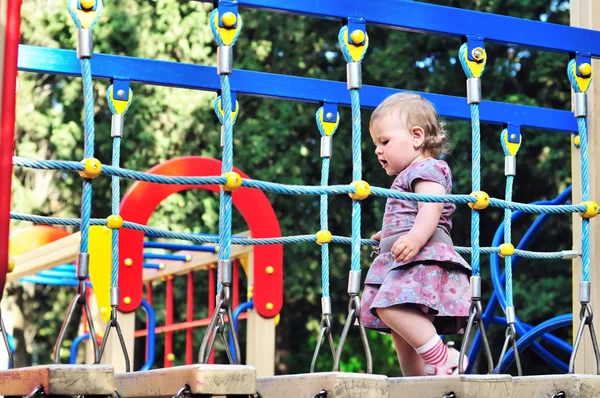 Meisje van de baby op speelplaats — Stockfoto