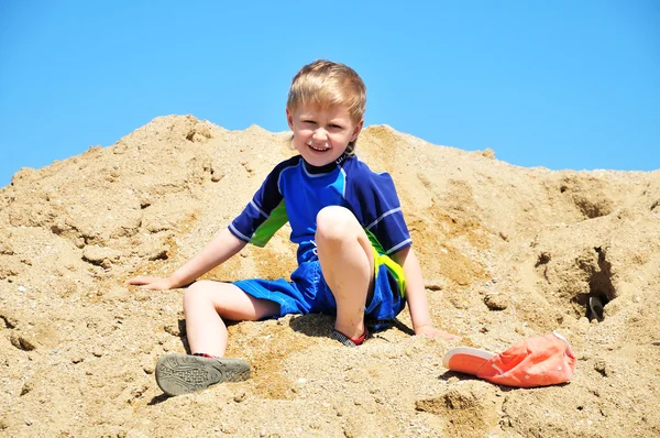 男孩在沙子中 — 图库照片
