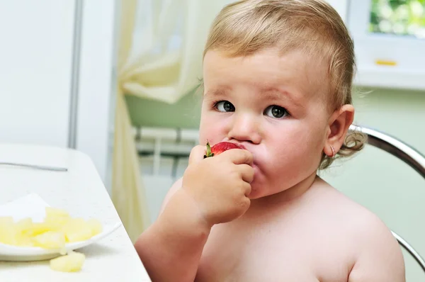 Ребенок любит ягоды — стоковое фото