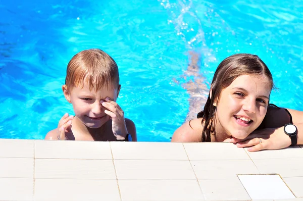 Brothers jeho a sestra v bazénu — Stock fotografie