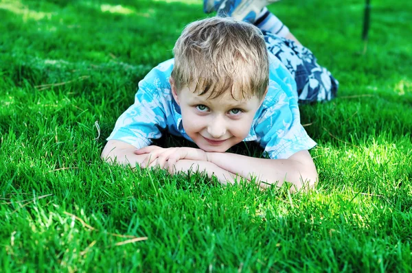 Хлопчик на траві — стокове фото