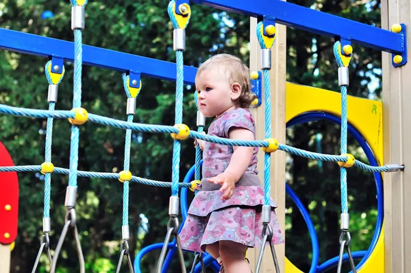Bambino nel parco giochi — Foto Stock