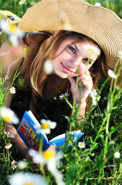 Έφηβος κορίτσι ανάγνωση — Φωτογραφία Αρχείου