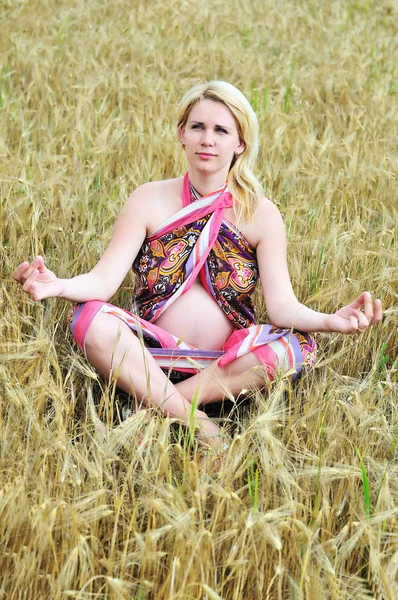Meditação grávida — Fotografia de Stock