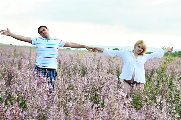 Счастливая пара в поле — стоковое фото