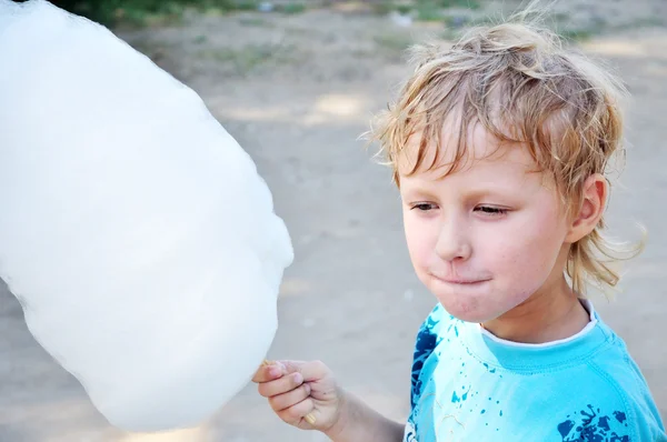 Хлопчик тримає бавовняні цукерки — стокове фото
