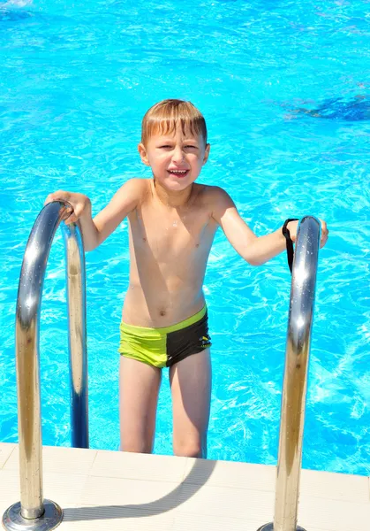 Menino molhado na piscina — Fotografia de Stock