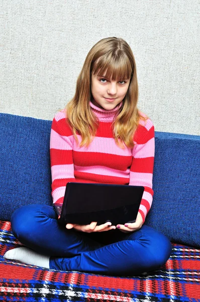 Teen flicka med bärbar dator — Stockfoto