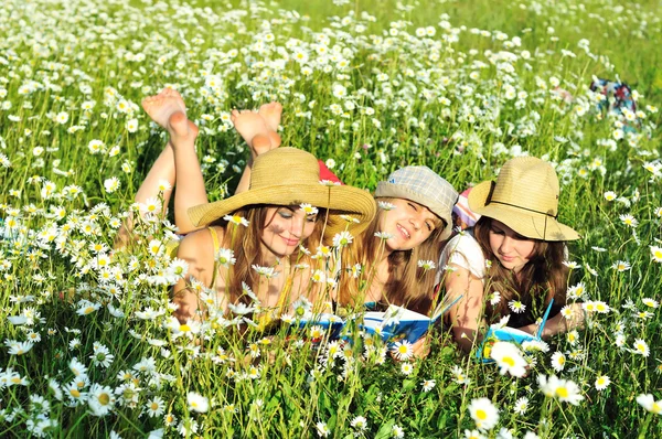 Három olvasási mezítláb lányok — Stock Fotó