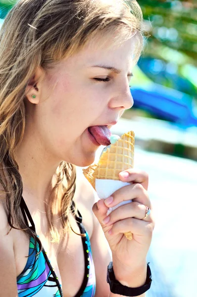 Έφηβος κορίτσι, απολαμβάνοντας το παγωτό — Φωτογραφία Αρχείου