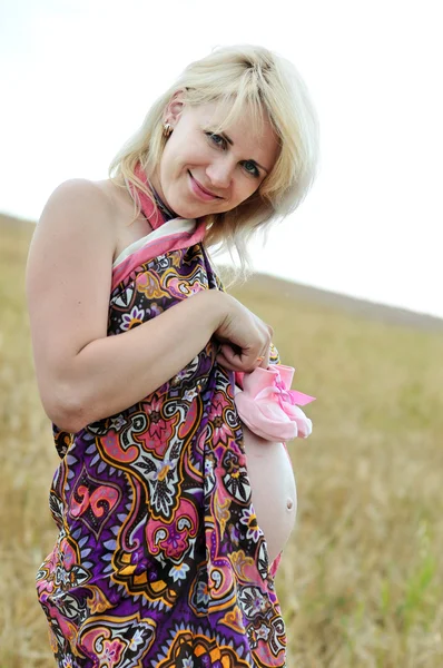 Schwangere hält Booties in der Hand — Stockfoto