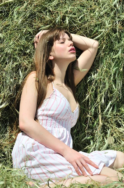 마른 잔디에서 관능적인 여자 — 스톡 사진