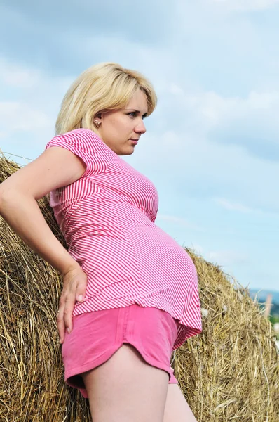 Nadenkend zwangere vrouw — Stockfoto