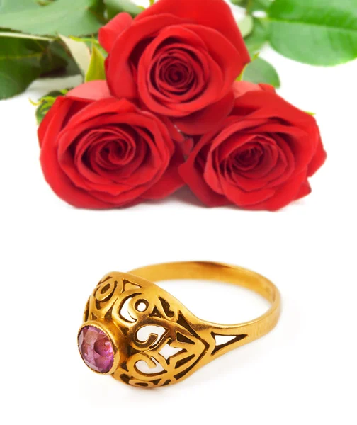 Roses and golden ring — Stock Photo, Image