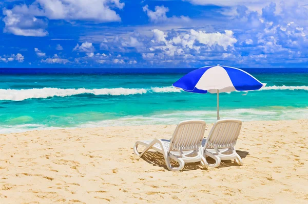 Sillas y sombrilla en la playa tropical —  Fotos de Stock