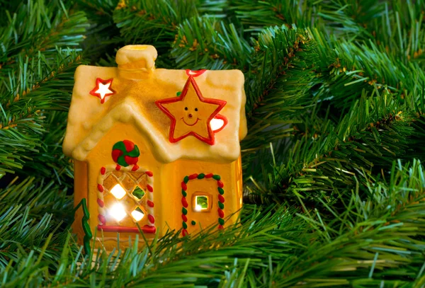 Iluminación casa y árbol de Navidad — Foto de Stock