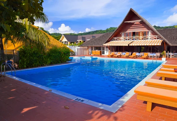 Zwembad bij tropisch eiland — Stockfoto