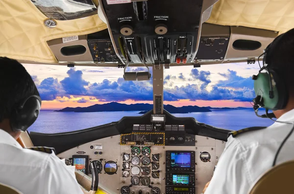Piloterna i cockpit planet och ön — Stockfoto