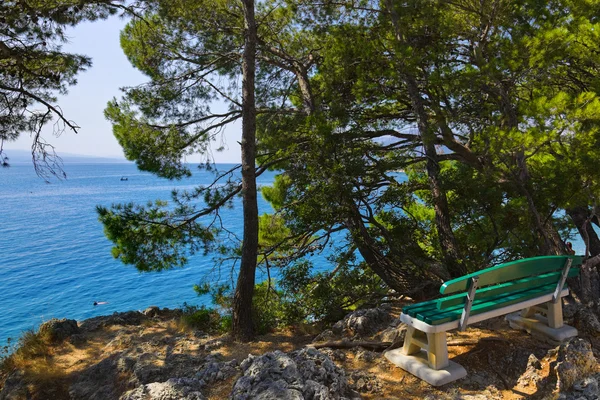 海岸、 长凳和 brela，克罗地亚海上 — 图库照片