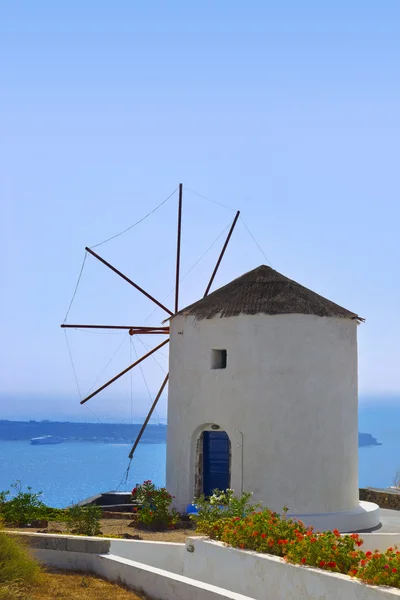 Molino de viento en la isla de Santorini, Grecia — Foto de Stock