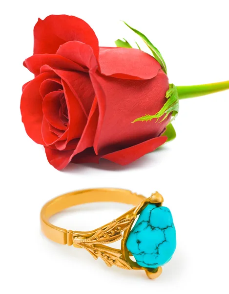 Rosa y anillo de oro — Foto de Stock