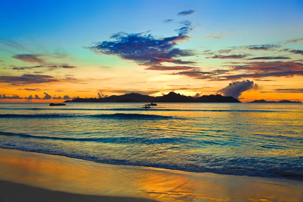 Тропический остров на закате — стоковое фото