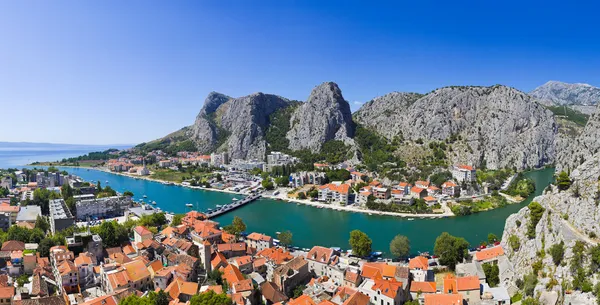 Panorama miasta Omiš Chorwacja — Zdjęcie stockowe