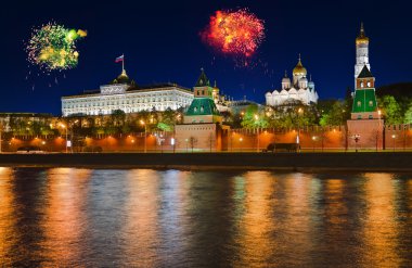 Moskova'daki kremlin üzerinde havai fişek
