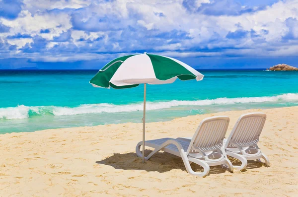 Καρέκλες και ομπρέλα σε τροπική παραλία — Φωτογραφία Αρχείου