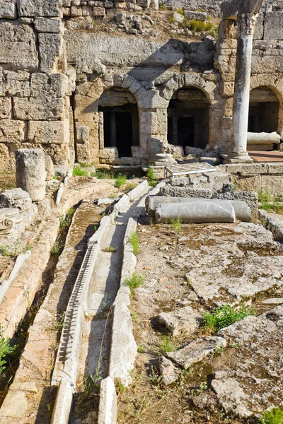 Viadukt a ruiny v Korintu, Řecko — Stock fotografie