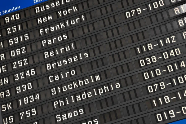 Vlucht informatiebord in luchthaven — Stockfoto