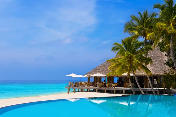 Caffè e piscina su una spiaggia tropicale — Foto Stock