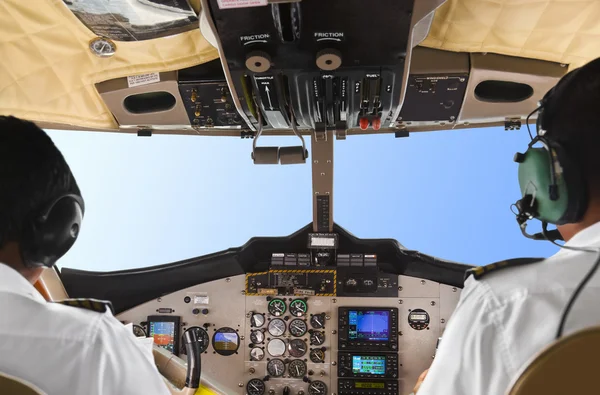 Piloten in de cockpit van het vliegtuig en de hemel — Stockfoto