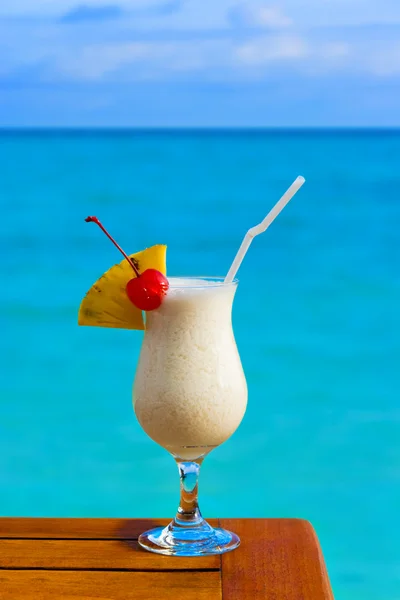 Mjölk cocktail på bord på stranden café — Stockfoto