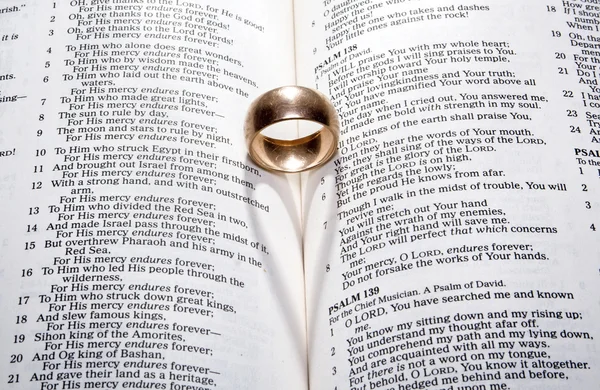 Bible with ring — Stock Photo, Image