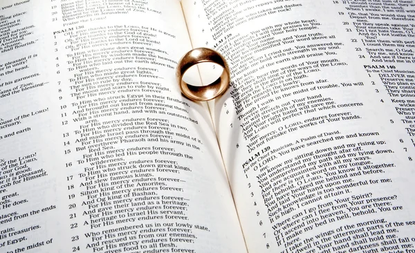 Bible with ring — Stock Photo, Image