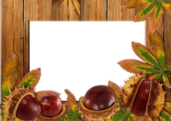Holz Hintergrund mit Herbstkastanien und Blättern — Stockfoto