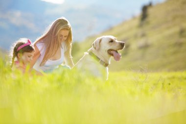 mutlu bir aile ile köpek yürüyüş