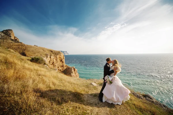 stock image Kissing wedding couple