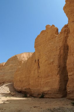 Çöldeki taş duvar.