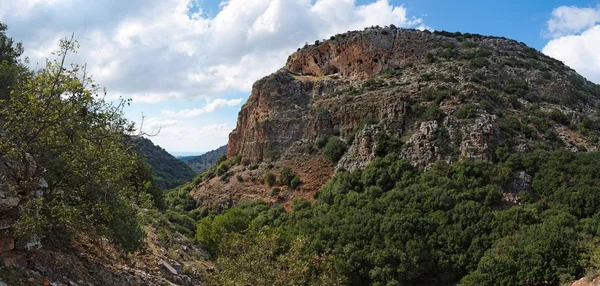 Mediterrane Berglandschaft bei bewölktem Tag — Stockfoto