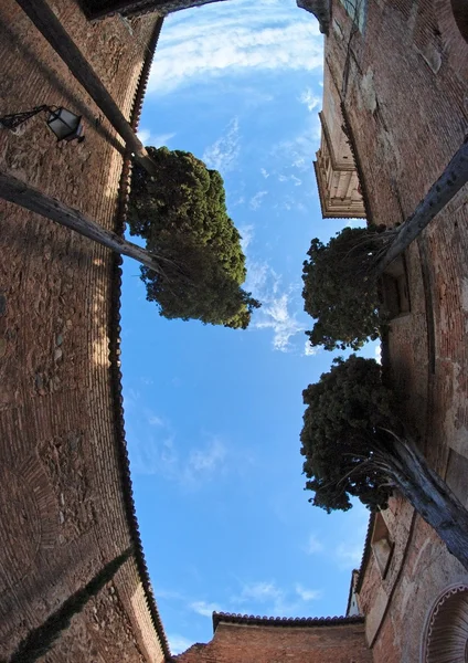 Céu acima do pátio do castelo medieval vista para cima — Fotografia de Stock